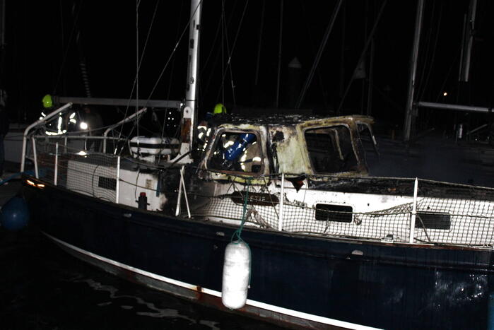 Uitslaande brand in zeiljacht