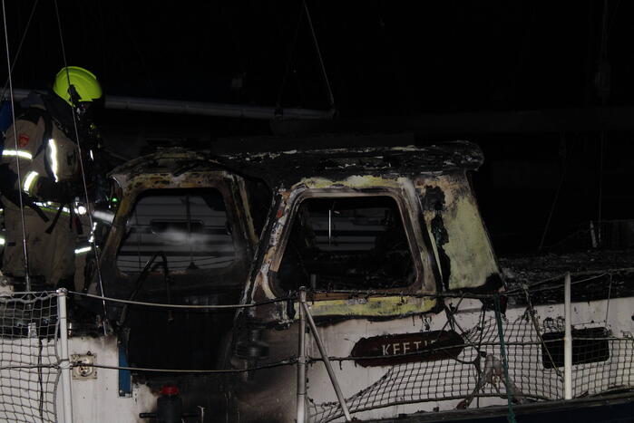 Uitslaande brand in zeiljacht
