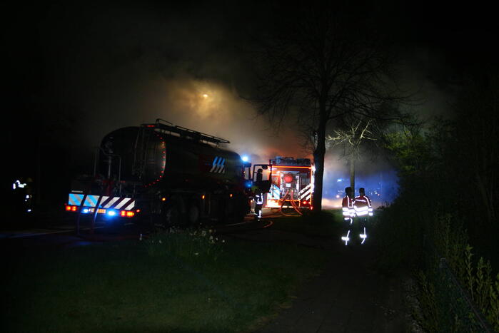 Grote uitslaande brand verwoest vrijstaande woning