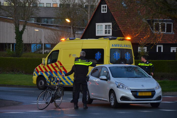 Fietser en automobilist botsen met elkaar