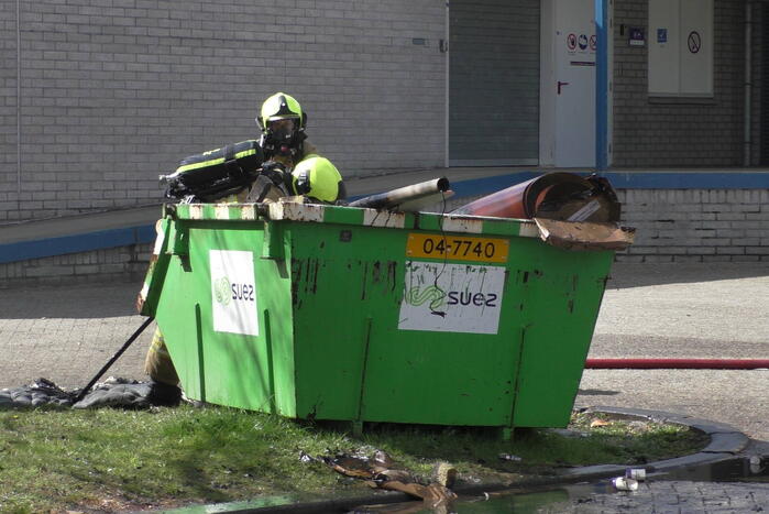 Container met bouwafval in brand