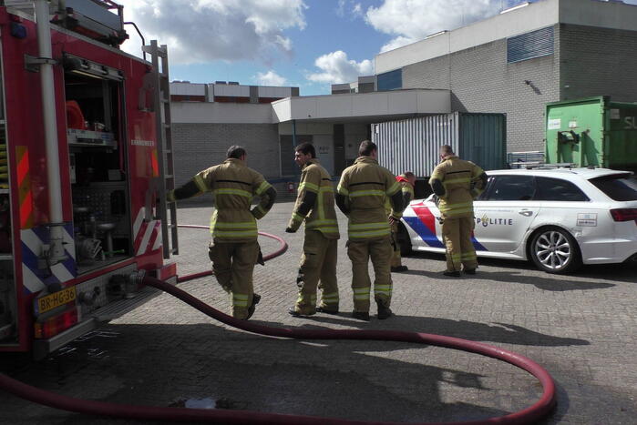 Container met bouwafval in brand