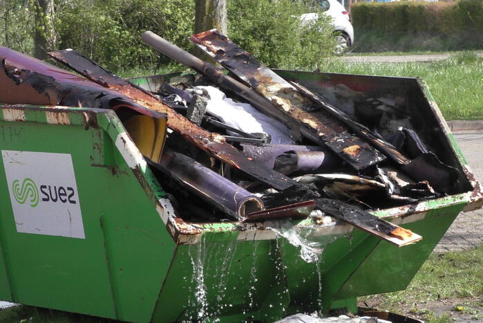 Container met bouwafval in brand