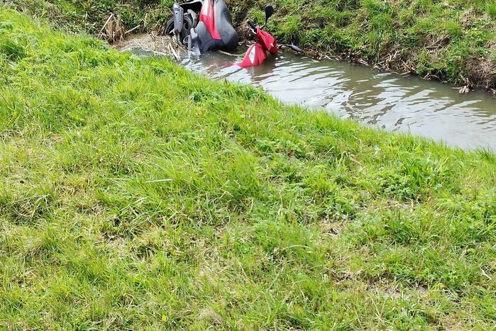 Scooterrijder rijdt sloot in