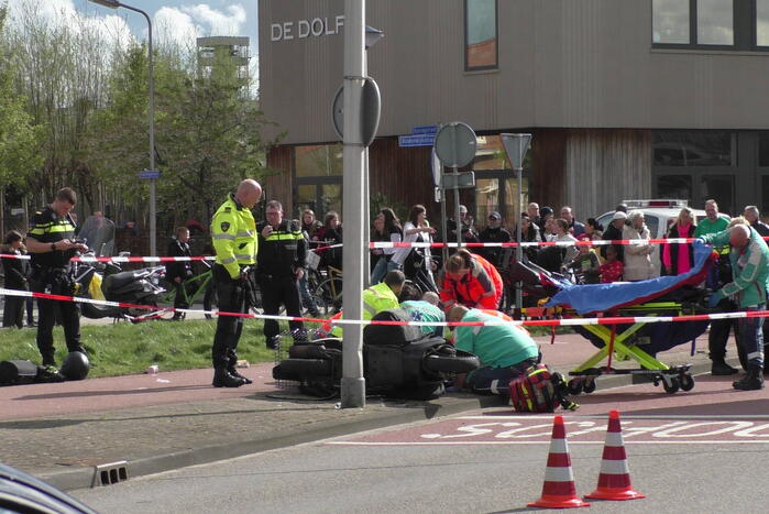 Scooterrijder raakt zwaargewond bij botsing tegen paal