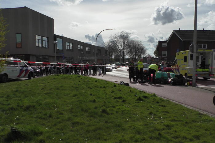Scooterrijder raakt zwaargewond bij botsing tegen paal