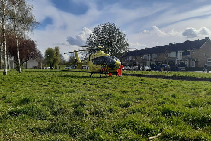 Scooterrijder raakt zwaargewond bij botsing tegen paal