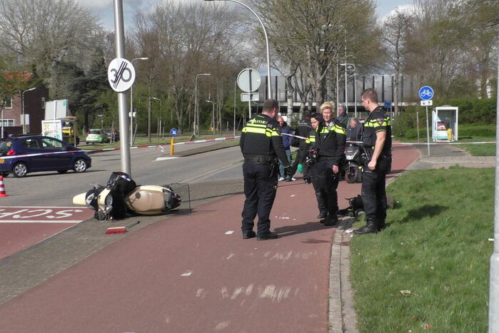 Scooterrijder raakt zwaargewond bij botsing tegen paal