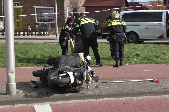 Scooterrijder raakt zwaargewond bij botsing tegen paal