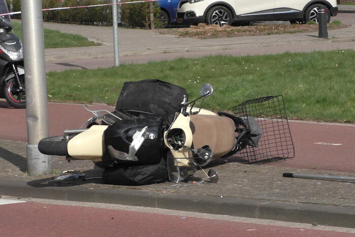 Scooterrijder raakt zwaargewond bij botsing tegen paal