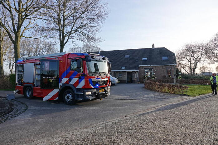 Brandweer veegt schoorsteen na brand