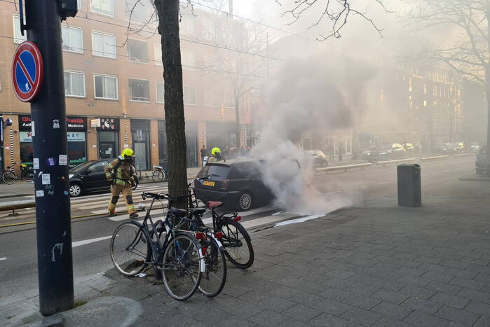 Auto brandt volledig uit