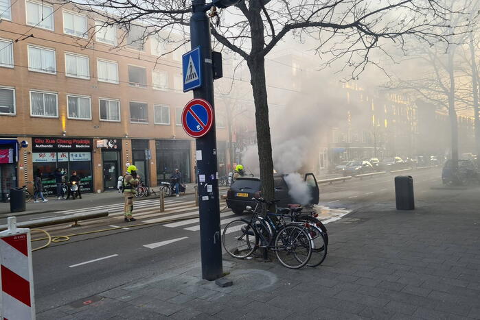 Auto brandt volledig uit