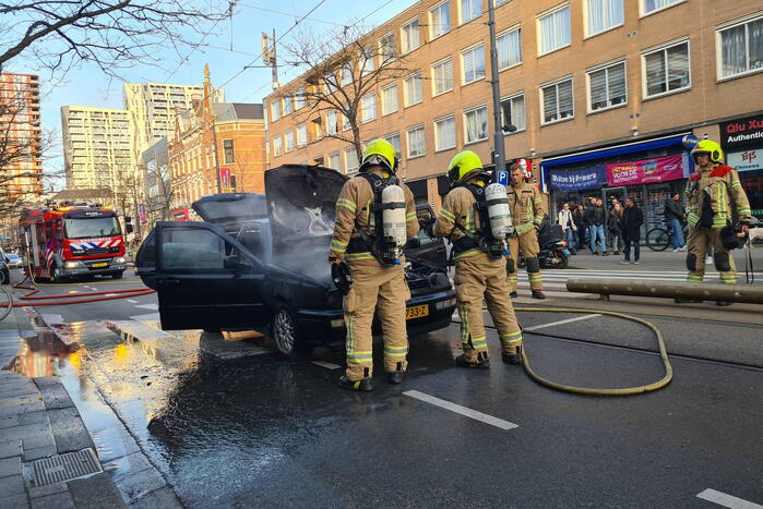 Auto brandt volledig uit