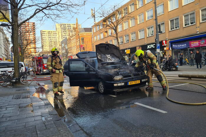 Auto brandt volledig uit