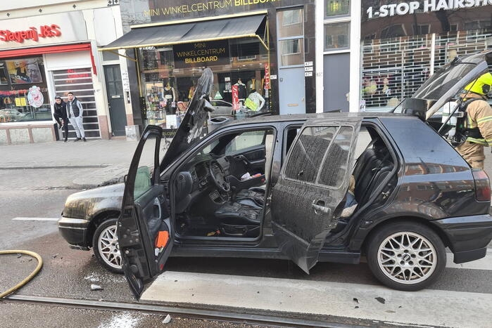 Auto brandt volledig uit