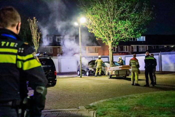 Politie doet onderzoek naar autobrand