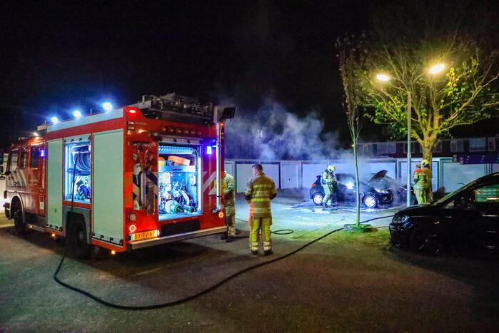 Politie doet onderzoek naar autobrand