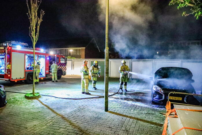 Politie doet onderzoek naar autobrand