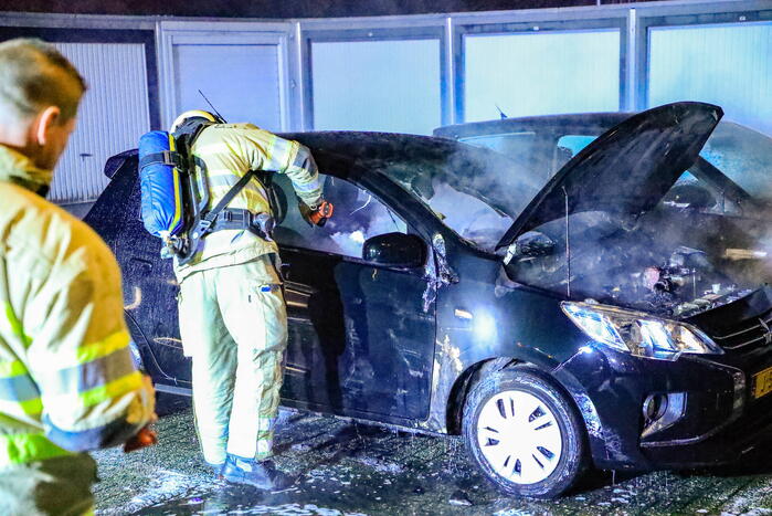 Politie doet onderzoek naar autobrand