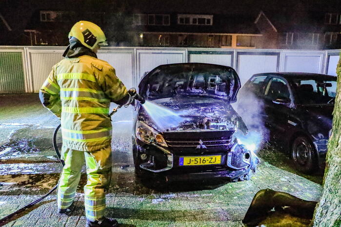 Politie doet onderzoek naar autobrand