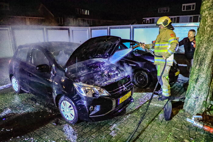 Politie doet onderzoek naar autobrand