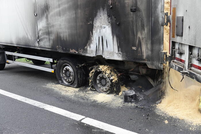 Aanhangwagen van vrachtwagen vliegt in brand