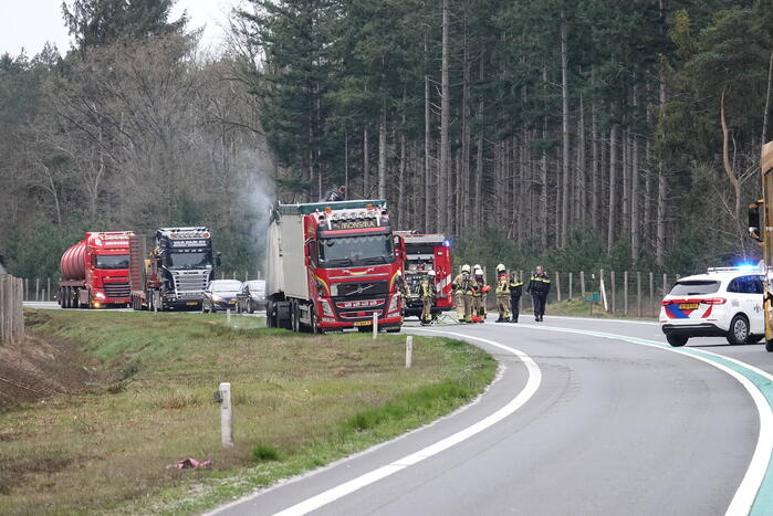 Aanhangwagen van vrachtwagen vliegt in brand