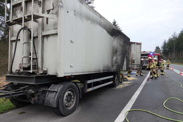 Aanhangwagen van vrachtwagen vliegt in brand