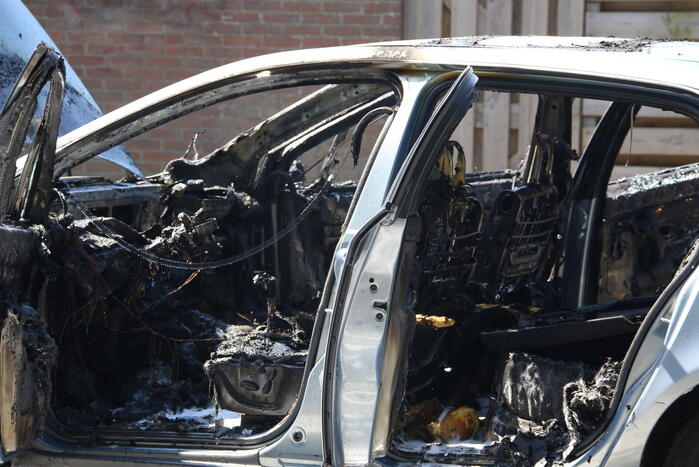 Geparkeerde auto verwoest vanwege brand