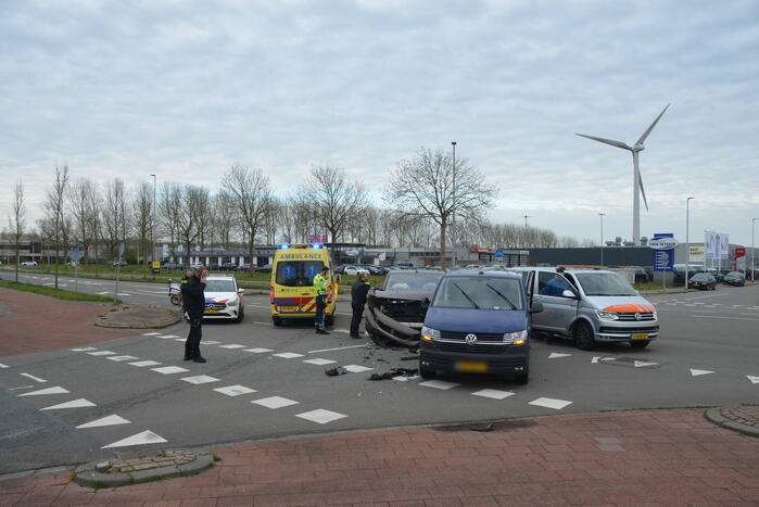 Bestelbussen botsen op kruising