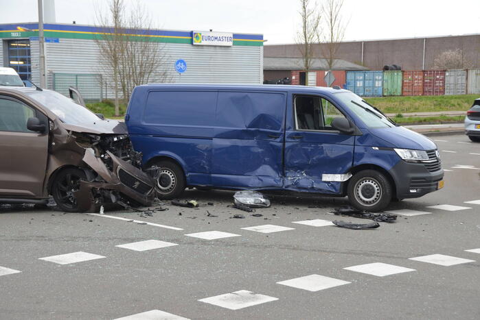 Bestelbussen botsen op kruising