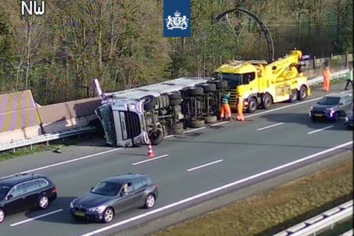 Snelweg dicht door gekantelde vrachtwagen