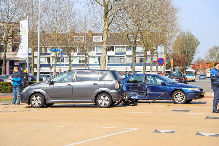 Flinke schade bij aanrijding op kruising voor Winkelcentrum Neptunusplein