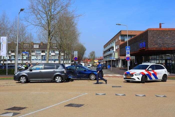 Flinke schade bij aanrijding op kruising voor Winkelcentrum Neptunusplein