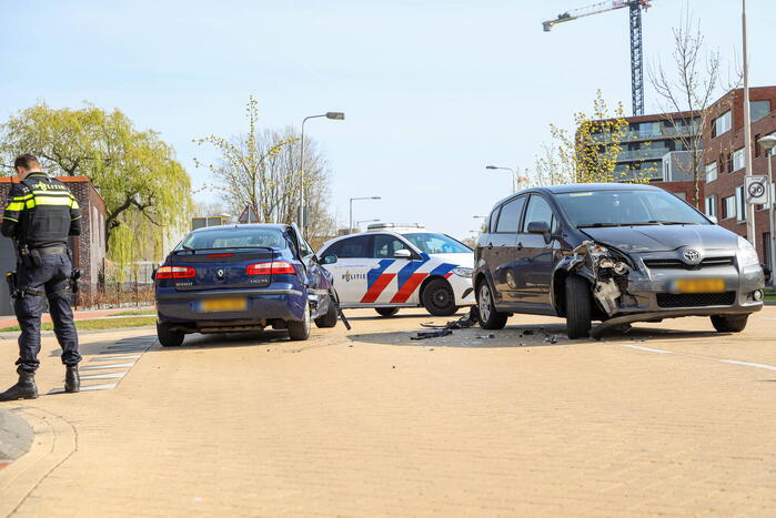 Flinke schade bij aanrijding op kruising voor Winkelcentrum Neptunusplein
