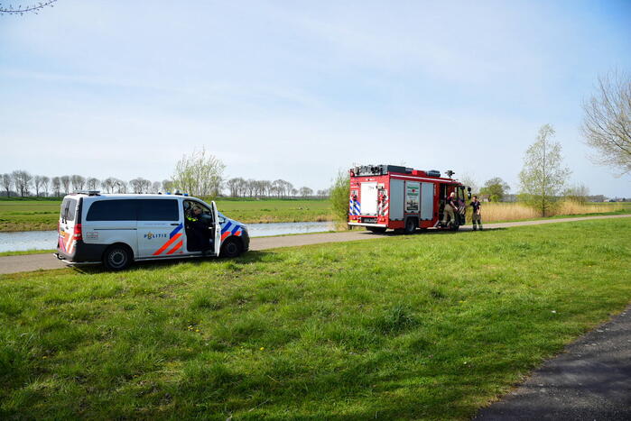 Man glijdt uit en valt in het water