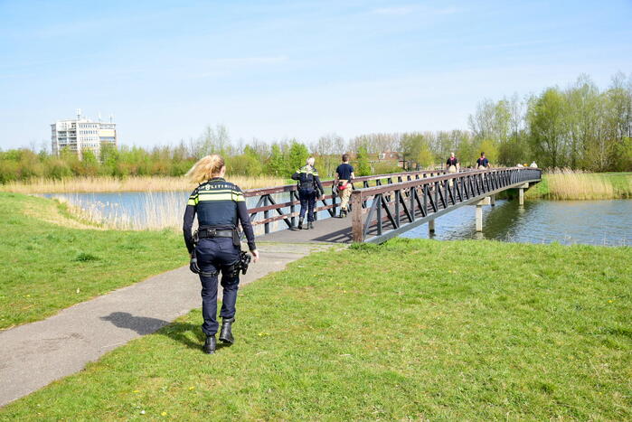Man glijdt uit en valt in het water