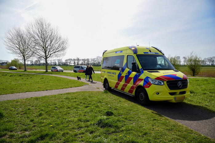 Man glijdt uit en valt in het water