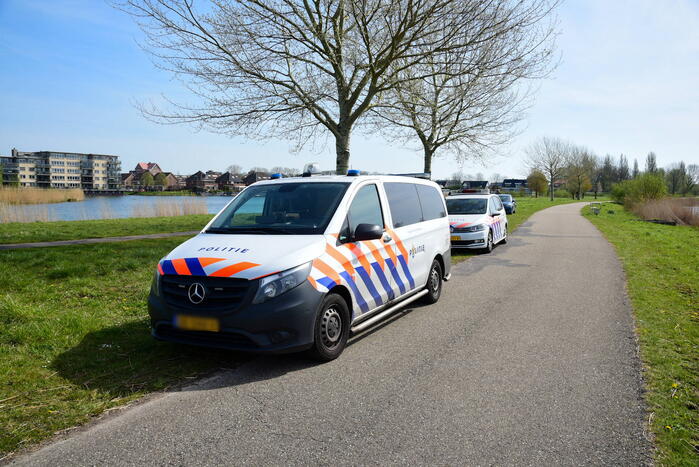 Man glijdt uit en valt in het water