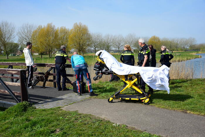 Man glijdt uit en valt in het water