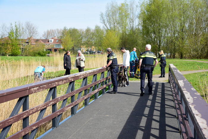 Man glijdt uit en valt in het water