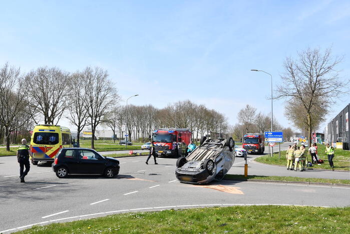 Enorme schade na aanrijding op kruising