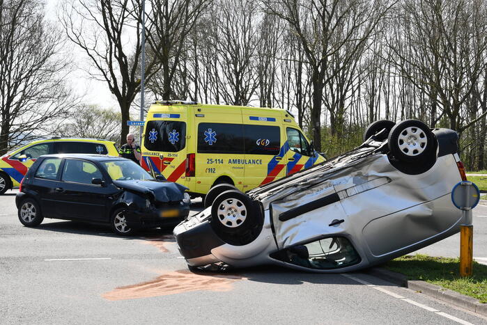 Enorme schade na aanrijding op kruising
