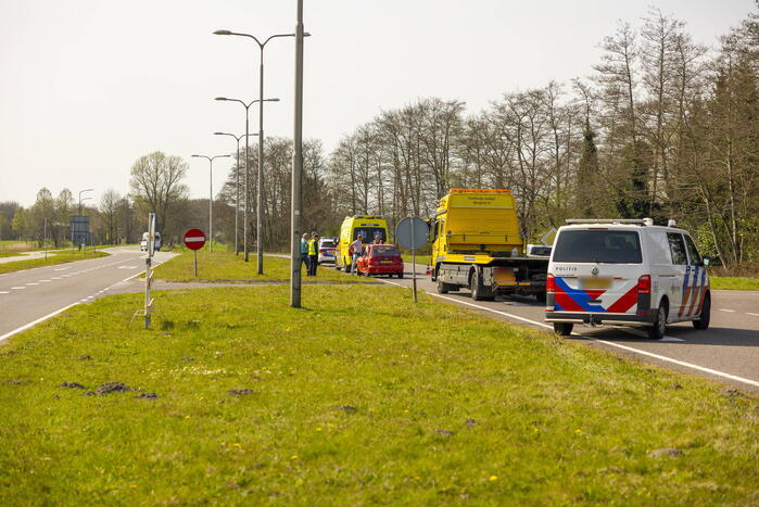 Twee auto's botsen op kruising