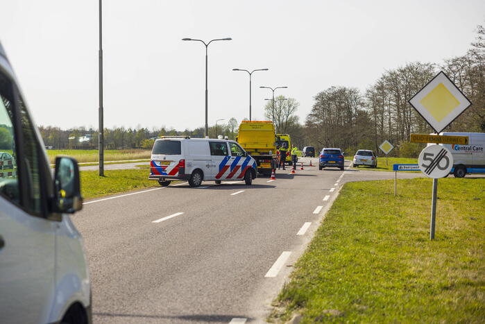 Twee auto's botsen op kruising