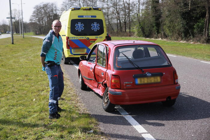 Twee auto's botsen op kruising