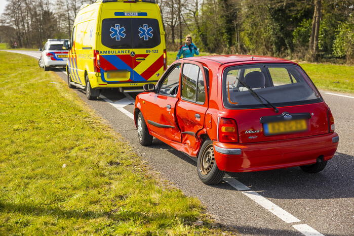 Twee auto's botsen op kruising