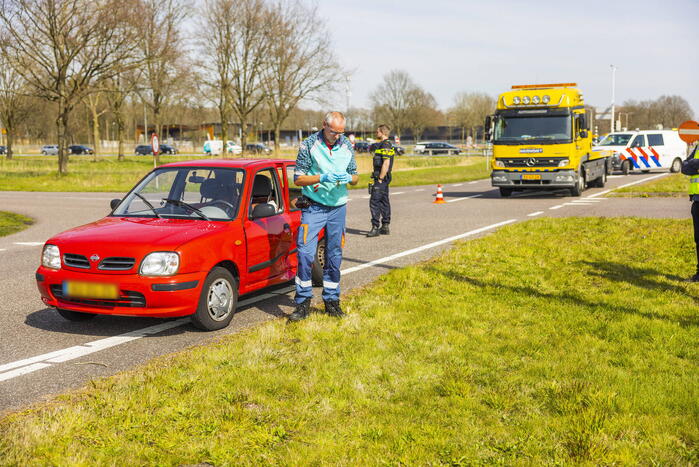 Twee auto's botsen op kruising
