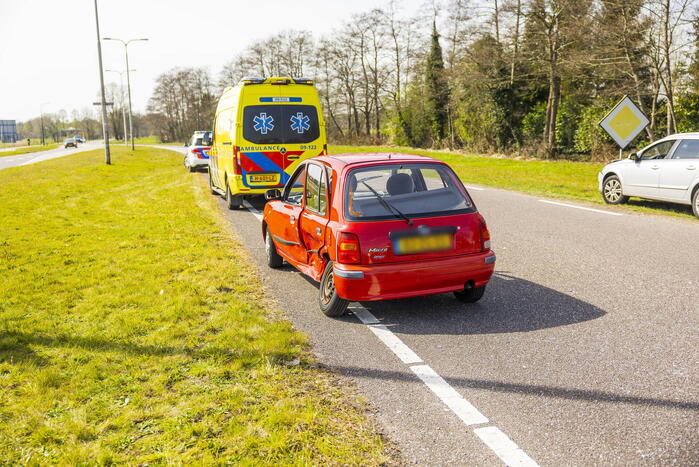 Twee auto's botsen op kruising
